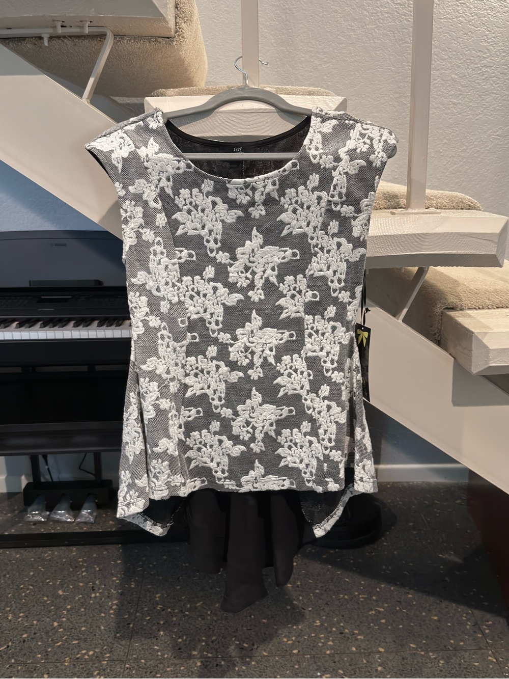 NWT Iris Black/Gray Floral Lace-Overlay High-Low Top w/ Black Back Panel Size M